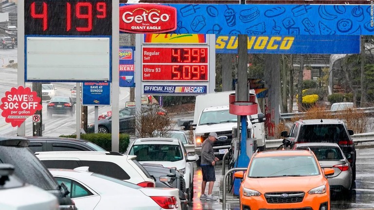 米国でガソリン価格が去最高値を記録した/Gene J. Puskar/AP