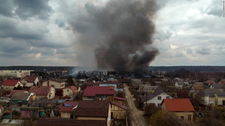 キエフ郊外イルピンへの砲撃後、工場と店舗で火災が発生＝６日/Emilio Morenatti/AP
