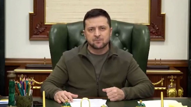 首都キエフの大統領府で演説するウクライナのゼレンスキー大統領/Facebook/Volodymyr Zelensky