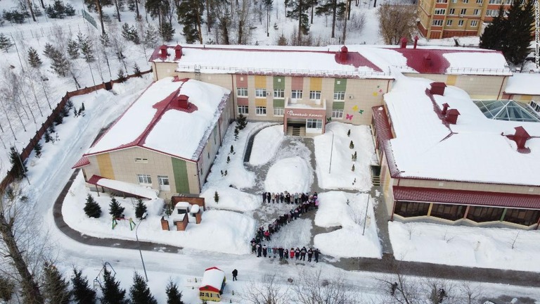 ホスピスに入院する子どもたちなど約６０人が雪の中、「Ｚ」の文字の形に整列した/https://www.angela-vavilova.ru/