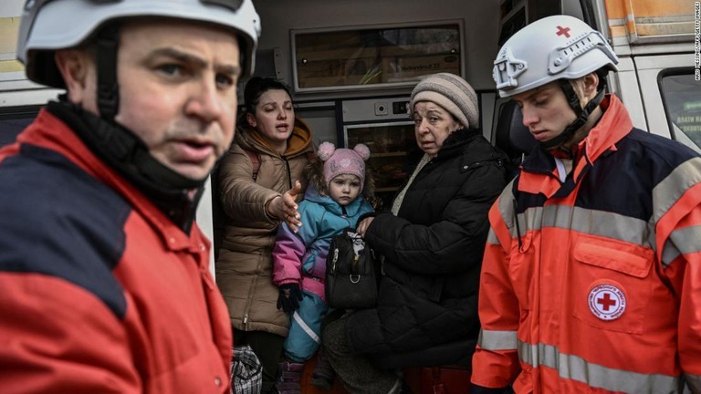 ウクライナ首都キエフ近郊のイルピンから避難する人々＝日/Aris Messinis/AFP/Getty Images