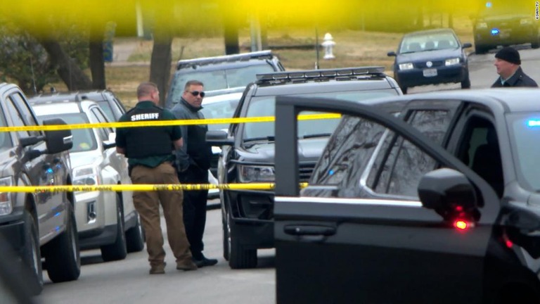 米ミズーリ州で警官３人が容疑者との銃撃戦で撃たれ、このうち１人が死亡した/KOAM-TV