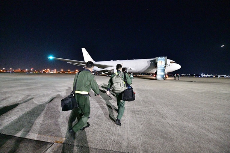 愛知県の小牧基地で離陸を待つ自衛隊の輸送機/Japan Ministry of Defense