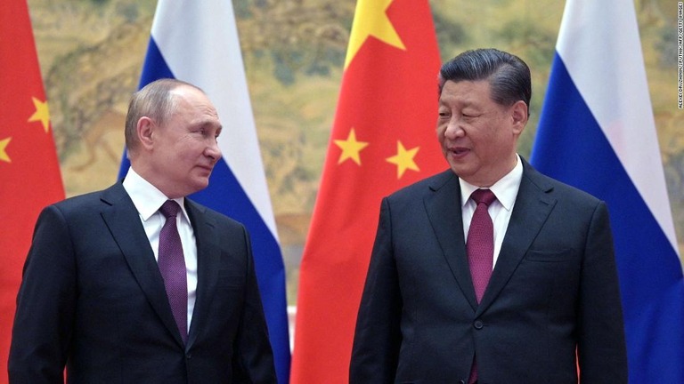 ロシアのプーチン大統領（左）と中国の習近平・国家主席＝２月４日/ALEXEI DRUZHININ/Sputnik/AFP/Getty Images
