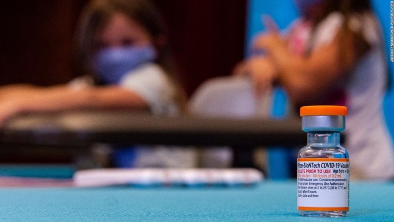 米フロリダ州が、５～１７歳の健康な子どもには新型コロナウイルスワクチンを接種する必要はないとする指針を新たに発表した/JOSEPH PREZIOSO/AFP/AFP via Getty Images