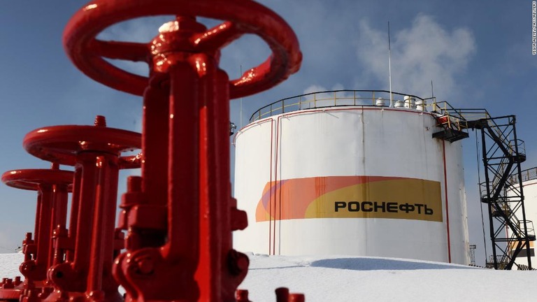 石油大手ロスネフチ傘下の精製企業が運営する石油タンク（ロシア南東部サマーラ近郊）/Yegor Aleyev/TASS/Reuters