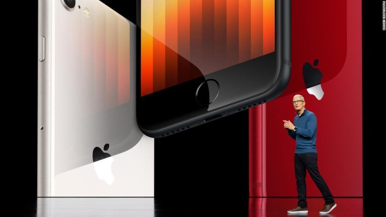 米アップルがイベントを開催し、ｉＰｈｏｎｅ（アイフォーン）の廉価版「ＳＥ」の新モデルなどを発表した/Brooks Kraft/Apple