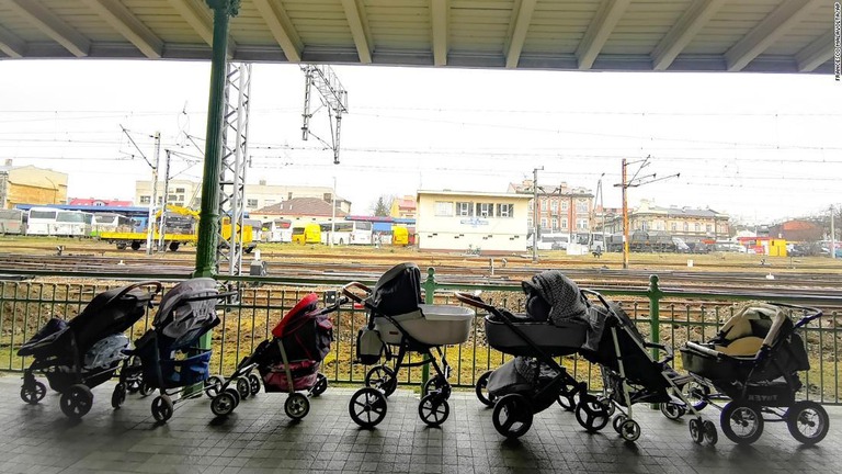 赤ちゃんを連れた難民のため、ポーランドの駅に置かれたベビーカー/Francesco Malavolta/AP