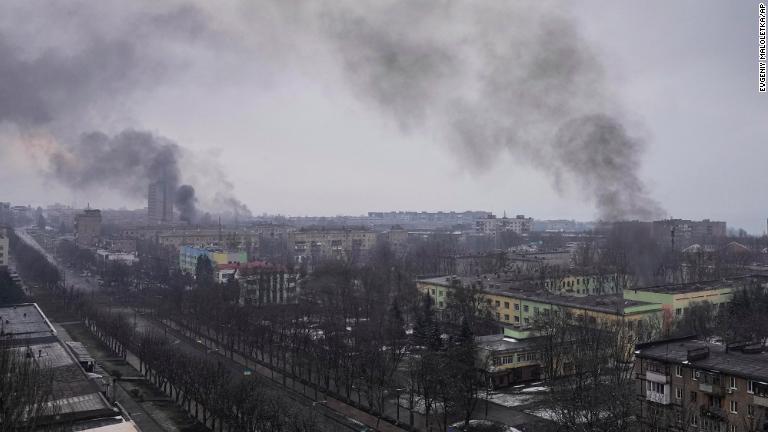 攻撃後に煙が上がるマリウポリ。ウクライナ南東部の港湾都市は数日間包囲されている/Evgeniy Maloletka/AP