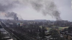 攻撃後に煙が上がるマリウポリ。ウクライナ南東部の港湾都市は数日間包囲されている