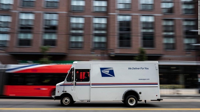 米首都ワシントンを走行する郵政公社（ＵＳＰＳ）の配達車/ANDREW CABALLERO-REYNOLDS/AFP/Getty Images