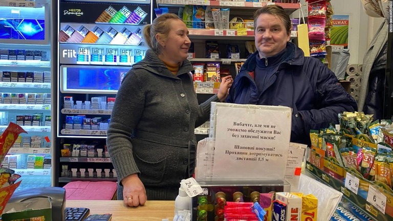 市中心部での店舗の営業を続けるリュドミラさん（左）と夫のドミトロさん/Ivana Kottasova/CNN