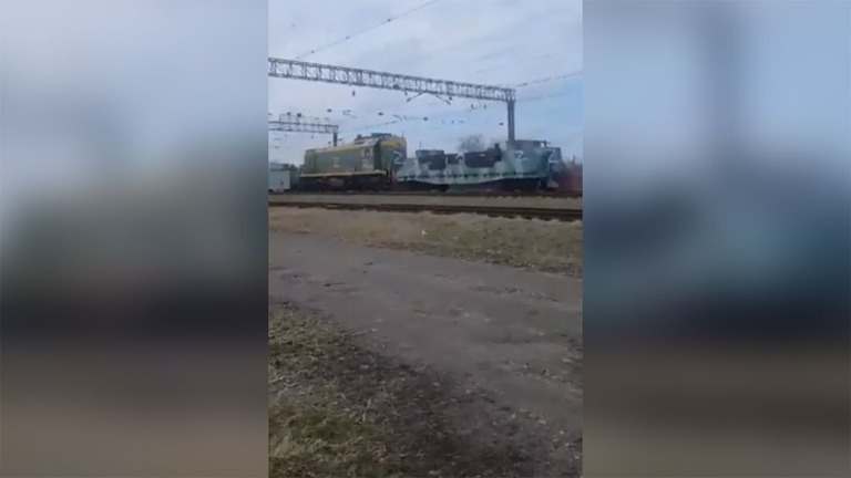 クリミア半島から北へ向かう９両編成の軍用列車の映像が公開された/from Facebook
