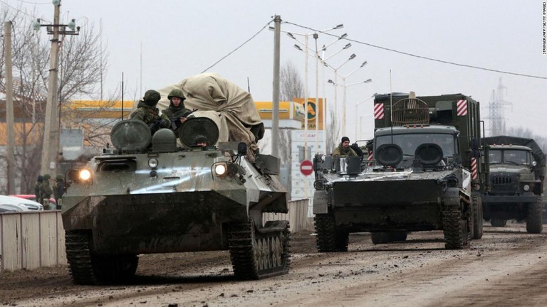 移動するロシア軍の戦闘車両＝２月２５日、クリミア半島のアルムヤンスク/Stringer/AFP/Getty Images