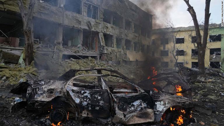建物の前で燃える車/Evgeniy Maloletka/AP