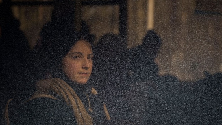 イルピンから避難するバスに乗った女性＝９日、ウクライナ/(Felipe Dana/AP)