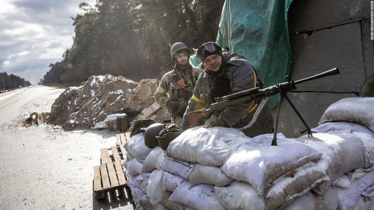 首都キエフへ進軍するロシア軍を待ち受けるウクライナ軍の兵士ら/Chris McGrath/Getty Images
