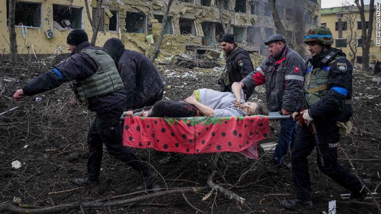 ウクライナの緊急対応要員が爆撃を受けた病院から負傷した妊婦を搬送＝９日/Evgeniy Maloletka/AP