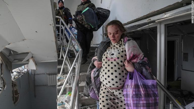 負傷した妊婦が病院を出ようと階段を降りる/Evgeniy Maloletka/AP