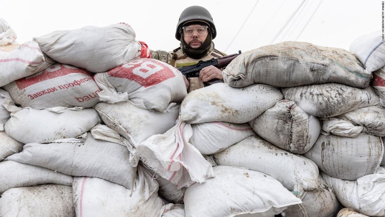 キエフ東部に設置したバリケードを守る領土防衛隊の隊員/Chris McGrath/Getty Images