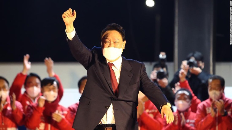 大統領選の勝利を喜ぶ尹錫悦（ユンソクヨル）氏＝１０日、韓国・ソウル/Chung Sung-Jun/Getty Images