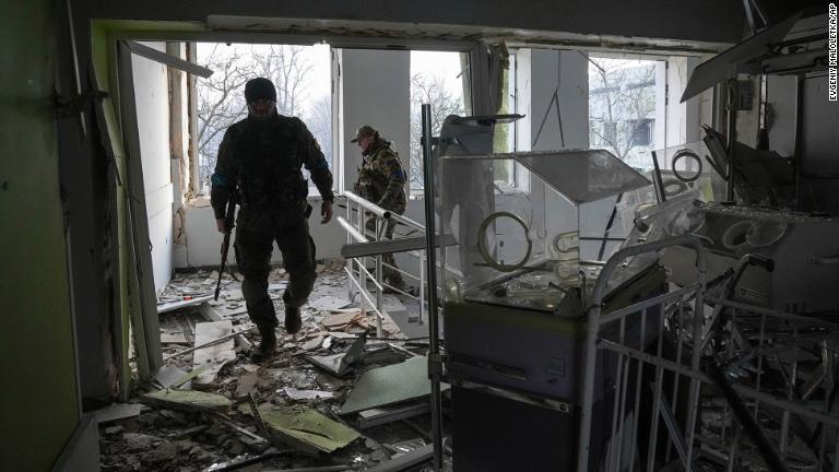 被害を受けた病院の中を歩くウクライナ軍兵士/Evgeniy Maloletka/AP