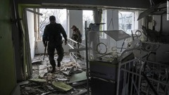 被害を受けた病院の中を歩くウクライナ軍兵士