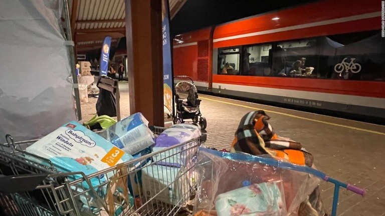 ポーランドの駅のホームに置かれた支援物資。おむつなどがカートが入っている/Anna-Maja Rappard/CNN
