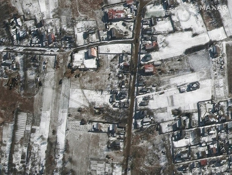 道路上にロシアの軍用車両をとらえた衛星画像＝ウクライナ・キエフ北西部の住宅地/Maxar Technologies