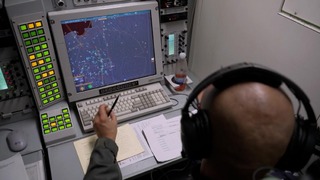 ＮＡＴＯの早期警戒管制機のレーダーでロシア製戦闘機の動きを分析する乗組員