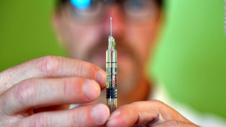 今季のインフルエンザワクチンの流行中の株に対する予防効果は１６％だとＣＤＣが発表/GEORGES GOBET/AFP/AFP via Getty Images