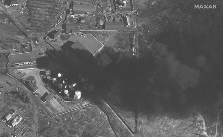 ロシア制圧下の空軍基地から煙が立ち上る様子/Maxar Technologies