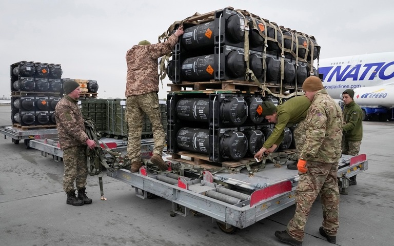 米国から支援の一環として送られた対戦車ミサイルの荷下ろしをするウクライナ軍の兵士/Efrem Lukatsky/AP