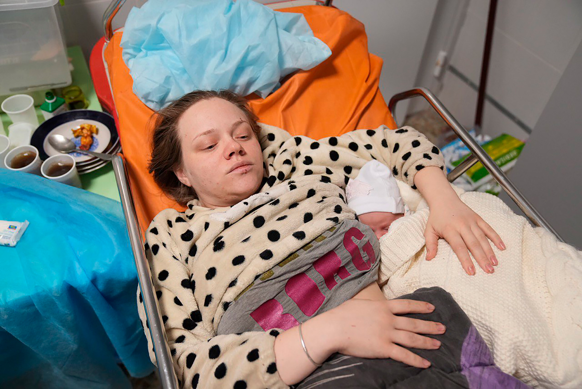 女児を産んだあと病院のベッドに横たわるビシェギルスカヤさん＝１１日、マリウポリ
/(Evgeniy Maloletka/AP)
