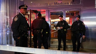 米ニューヨークにある近代美術館（ＭｏＭａ）で、職員２人が刃物で切り付けられて負傷した