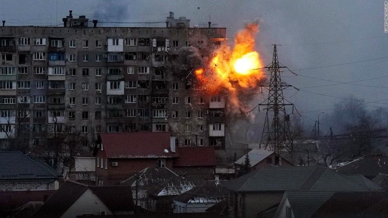 ロシア軍の戦車の攻撃により炎上する建物＝１１日、ウクライナ・マリウポリ/Evgeniy Maloletka/AP