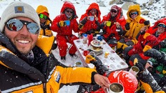 エベレストでお茶会、標高６５００メートルのギネス新記録