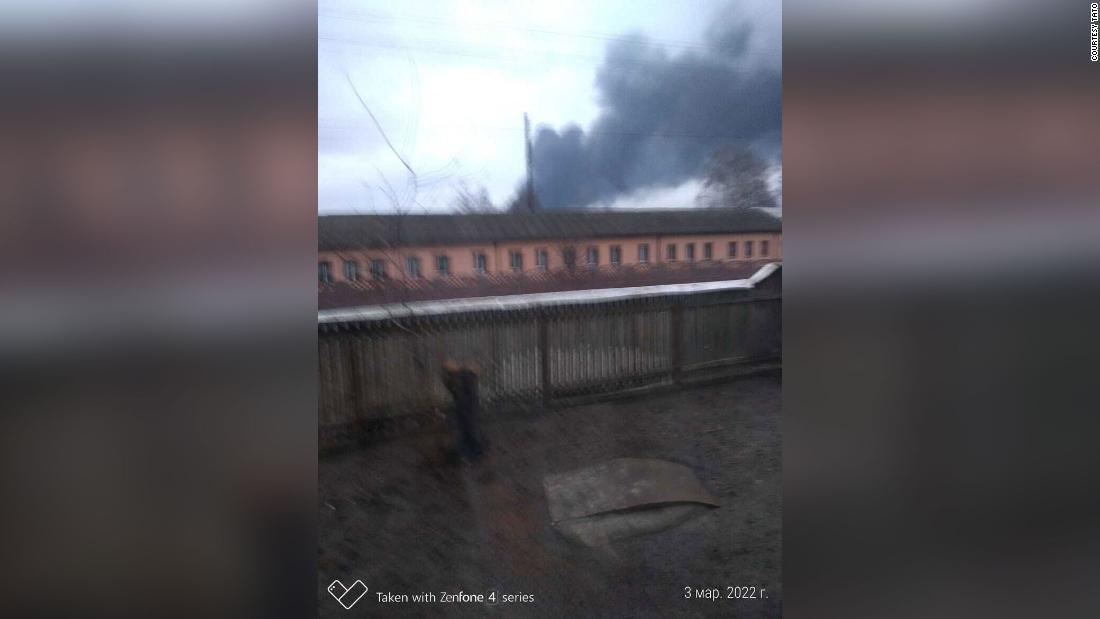 タートの家の近くの爆発で黒い煙が立ち上る＝３月３日/courtesy Tato