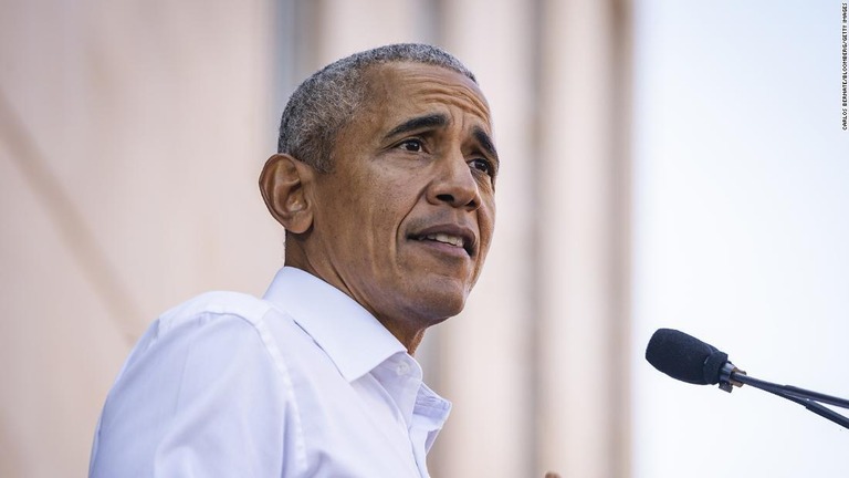 新型コロナウイルス検査で陽性判定だったことを明らかにした米国のオバマ元大統領/Carlos Bernate/Bloomberg/Getty Images