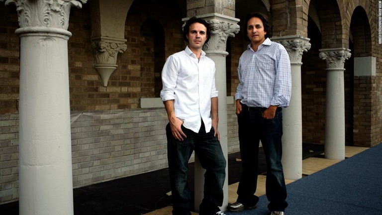 ２００７年９月１９日にニューヨークのＨＢＯビルで撮影されたブレント・ルノーさん（右）と兄弟のクレイグさん/Oscar Hidalgo/New York Times