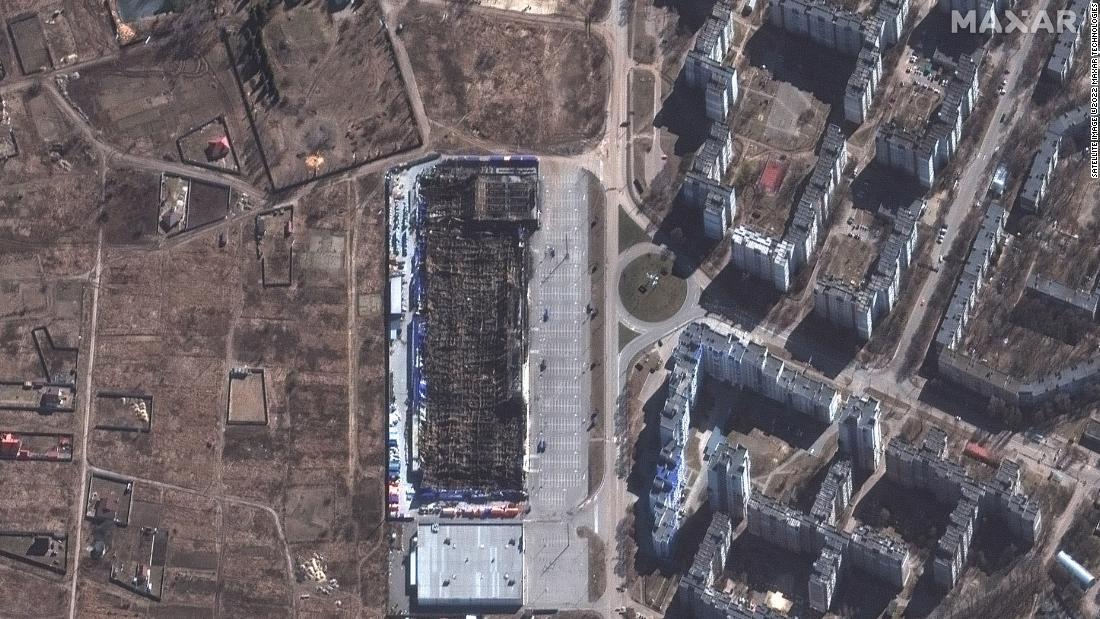 チェリニヒウのスーパーマーケット「エピセンターK」の焼け焦げた姿が衛星写真に写った/Satellite image ©2022 Maxar Technologies