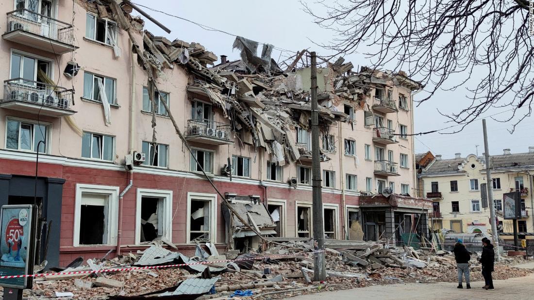空爆で破壊されたホテル・ウクライナの外観＝１２日/STRINGER/REUTERS