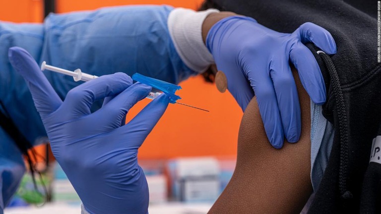 米ファイザーのブーラ最高経営責任者（ＣＥＯ）は、新型コロナウイルスのワクチンについて、当面４回目の接種が必要との見方を示した/David Paul Morris/Bloomberg/Getty Images
