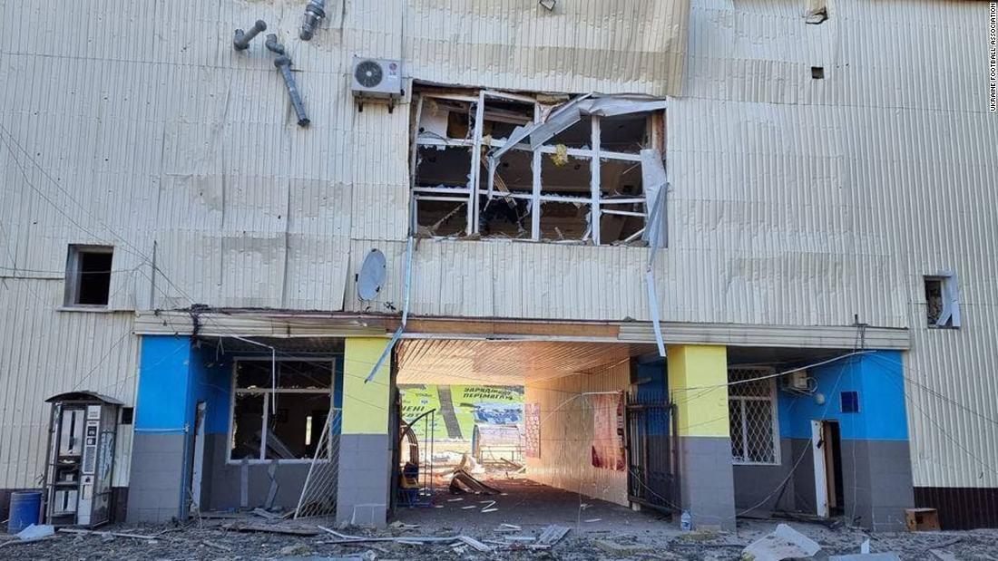 チェルニヒウのサッカー場はロシア軍の空爆で被害を受けた/Ukraine Football Association