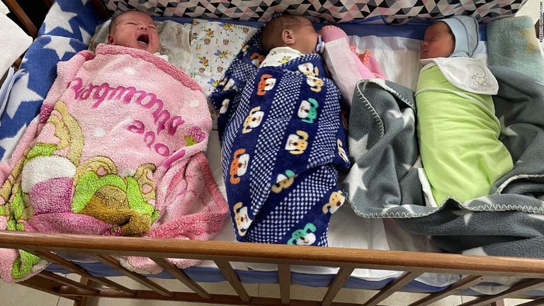 ロシアの標的となっているキエフの地下で、代理母から生まれた新生児が暮らしている/Rebecca Wright/CNN