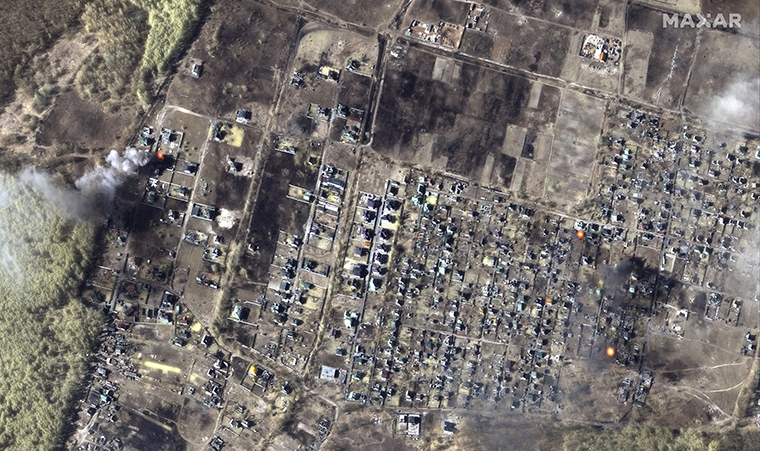 家屋が燃える様子を捉えた衛星画像/Maxar Technologies