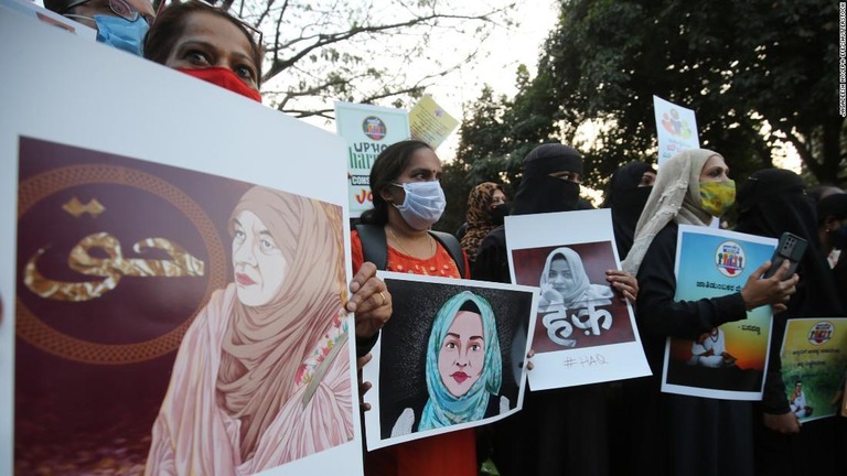 禁止令に抗議するイスラム教徒の人たち＝２月１９日、インド・ベンガルール/JAGADEESH NV/EPA-EFE/Shutterstock