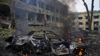病院に対する攻撃を受けて炎上する車両＝９日、ウクライナ・マリウポリ