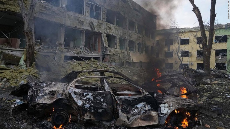 病院に対する攻撃を受けて炎上する車両＝９日、ウクライナ・マリウポリ/Evgeniy Maloletka/AP