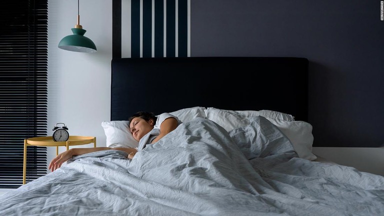 わずかな明かりでも睡眠中の体には悪影響が及んでいるとする研究結果が発表された/Shutterstock